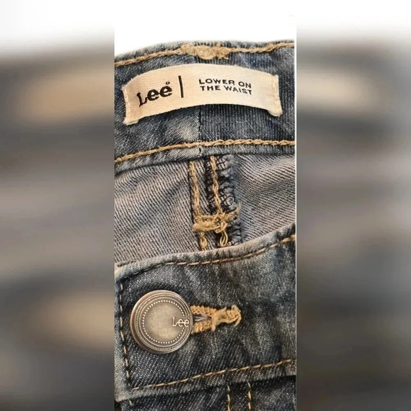 Lee, Size 10, Medium Wash Denim Capris - Picture 4 of 7